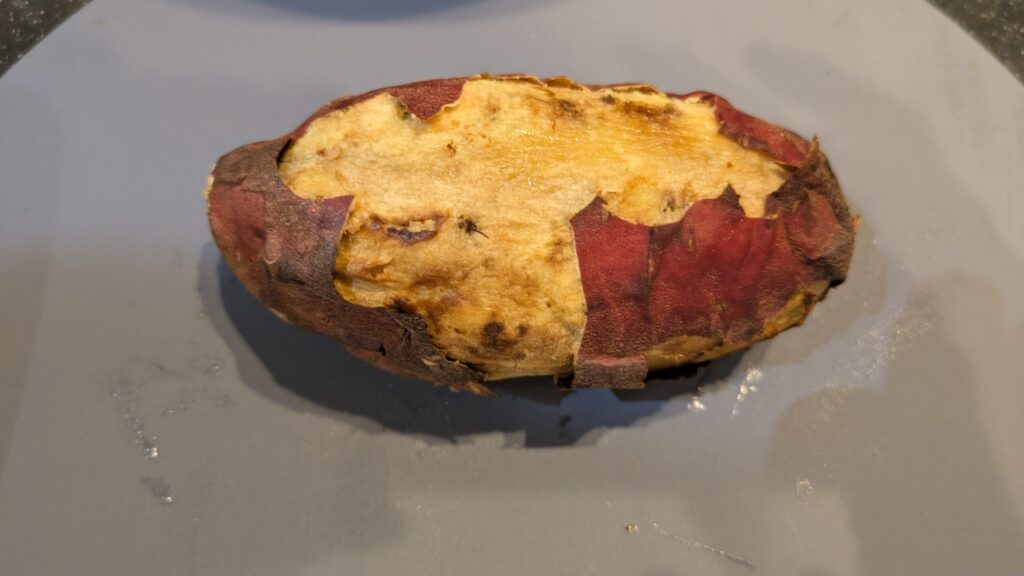 皮の焦げた部分を剥がした焼き芋