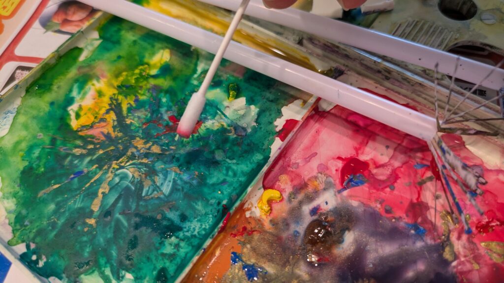 綿棒に絵の具をつける