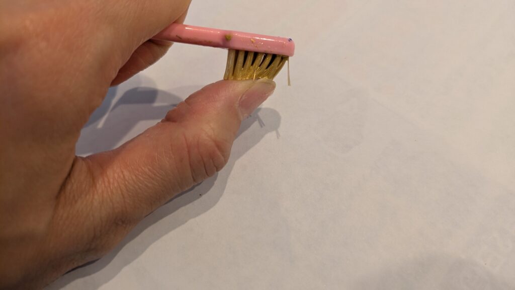 歯ブラシの毛を指ではじく