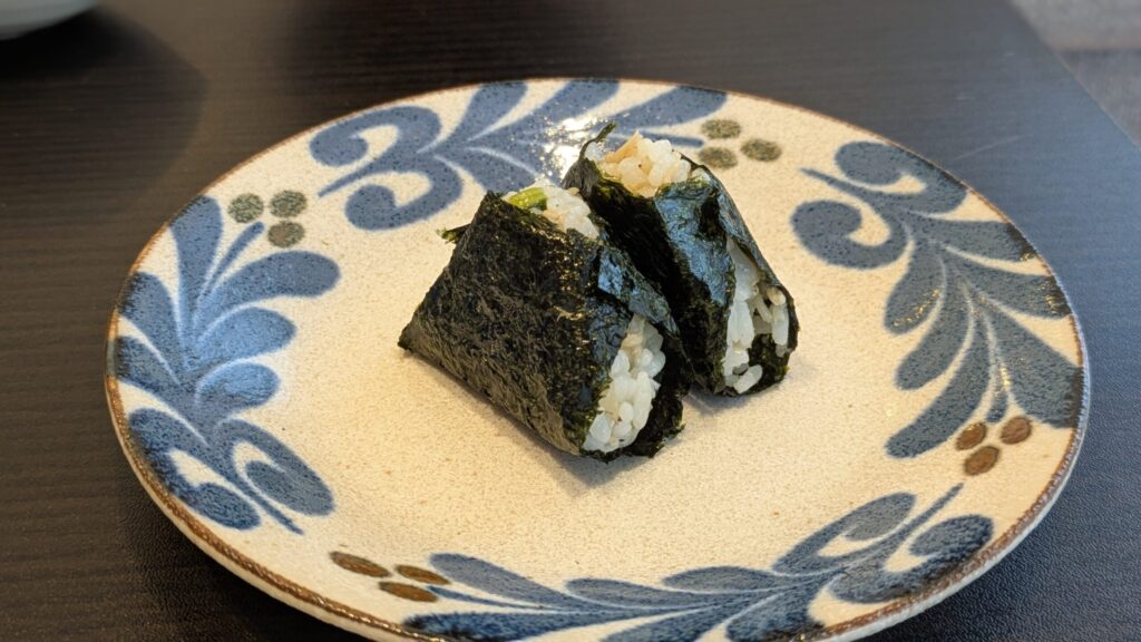 小さいおにぎりにして海苔をまいたところ