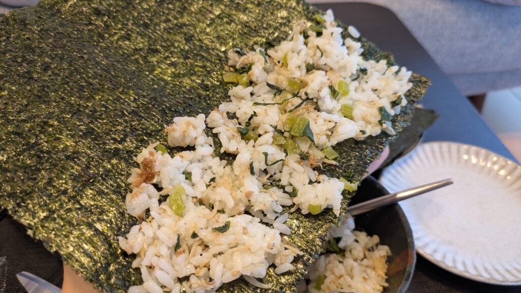 海苔にごはんを薄く広げているところ