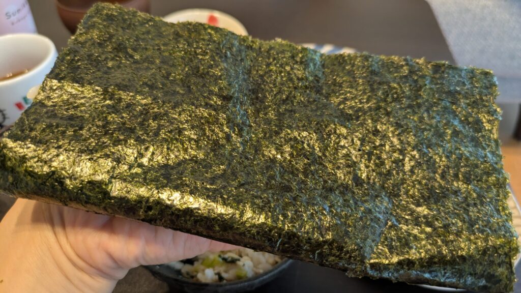 海苔に薄くごはんを広げて海苔ではさんだところ